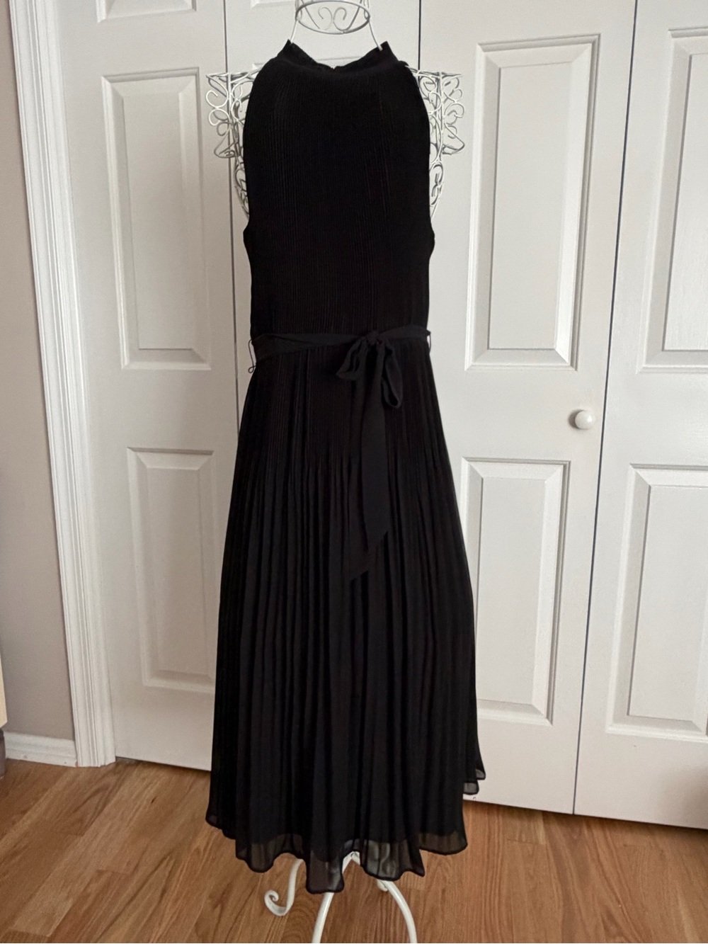 Adrianna Papell Black Sleeveless Pleated Midi Dress with Waist Tie